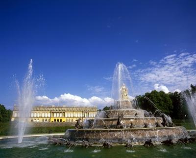 Bildnummer: 50211168  Datum: 01.05.2000  Copyright: imago/K-P WolfSpringbrunnen vor dem Neuen Schloss Herrenchiemsee - Bayern, Objekte; 2000 Chiemsee, Oberbayern, Neues, Neue, Herreninsel, K?nigsschloss, Sehensw?rdigkeit, Ausflugsziel, Brunnen, Brunnenanlage, Font?ne, Font?nen; , quer, Mfdia, Totale, Schl?sser, Bauwerke, Deutschland,  , Reisen, Bayern, Europa / Landschaft, Highlight; Aufnahmedatum gesch?tzt-stock-foto