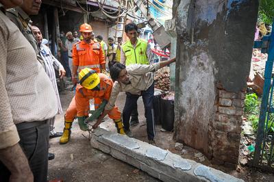 Building Collapses In Welcome Area, People Feared Trapped; Rescue Underway-stock-foto