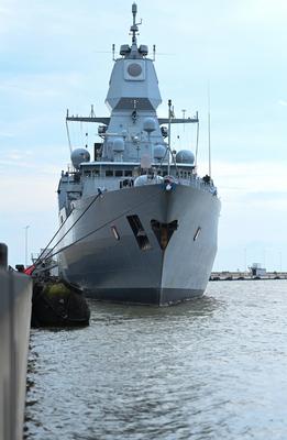 Die Fregatte "Hamburg" verl?sst Wilhelmshaven.-stock-foto