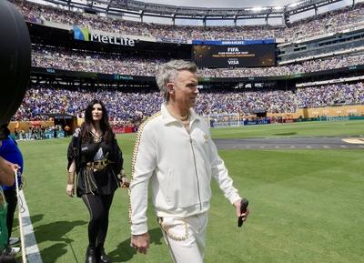 Robbie williams e laura pausini lideram a inesquecivel preparacao para a copa do mundo de clubes da fifa na partida final entre chelsea e psg.-stock-foto