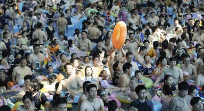 Tourists Enjoy Coolness in Water Park-stock-foto