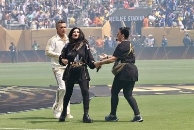 Robbie williams e laura pausini lideram a inesquecivel preparacao para a copa do mundo de clubes da fifa na partida final entre chelsea e psg.-stock-foto