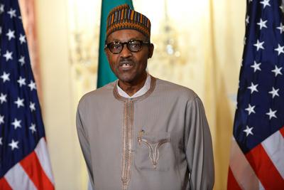 With U.S. Secretary of State John Kerry, Nigerian President Muhammadu Buhari addresses reporters before their working lu-stock-foto