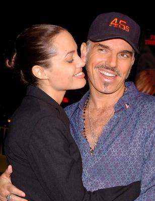 Schauspielerin Angelina Jolie k?sst Ehemann Billy Bob Thornton (beide USA) w?hrend der Premiere des Kinofilms Bandits (-stock-foto