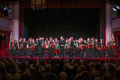 2025 - Konzert des Jugendorchesters "Upper Austrian Sinfonietta", unter der Leitung und dem Dirigat von Peter Aigner, im Stadttheater Gmunden, im Rahmen der Salzkammergut Festwochen Gmunden, am 13.07.2025.-stock-foto