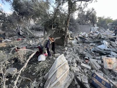 Palestinians assess the damage in the aftermath of an overnight Israeli strike that hit Nuseirat-stock-foto