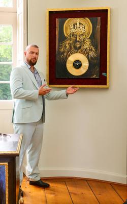 Kollegah Felix Blume Family & Friends Sommerfest - Felix Blume vor seinem Kunstwerk Goldene Schallplatte mit Brillianten-stock-foto