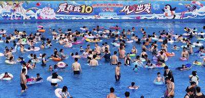 Tourists Enjoy Coolness in Water Park-stock-foto