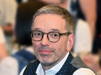 2025 - Maifeier der Freiheitlichen Partei ?sterreichs (FP?), am Urfahranermarkt in Linz, mit dem Bundesparteiobmann Herbert KIckl und dem Landeshauptmannstellvertreter des ?sterreichischen Bundeslande Ober?sterreich, Manfred Haimbuchner, am 01.05.25-stock-foto
