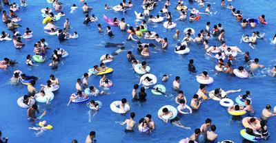 Tourists Enjoy Coolness in Water Park-stock-foto