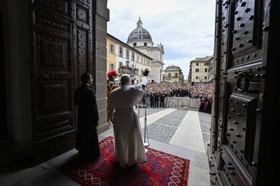 ITALY - POPE LEO XIV  LEADS THE ANGELUS PRAYER AT THE SUMMER RESIDENCE  IN CASTEL GANDOLFO - 2025/7/13-stock-foto