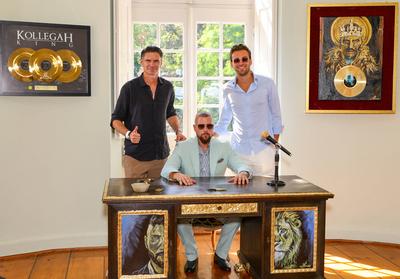 Kollegah Felix Blume Family & Friends Sommerfest - Felix Blume an seinem vergoldeten Schreibtisch mit Thomas Brdaric (li-stock-foto