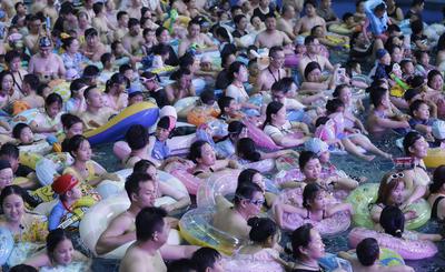 Tourists Enjoy Coolness in Water Park-stock-foto