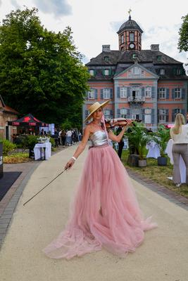 Kollegah Felix Blume Family & Friends Sommerfest - Geigenspielerin f?r die 250 G?ste K?ln Schloss Arff NRW Deutschland *-stock-foto