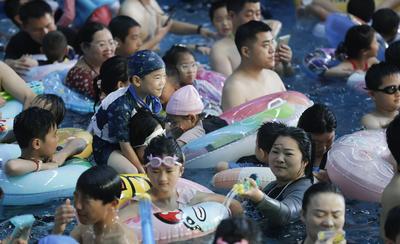 Tourists Enjoy Coolness in Water Park-stock-foto
