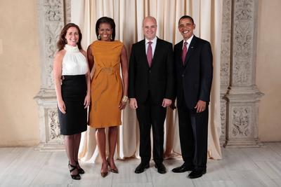 President Barack Obama and First Lady Michelle Obama pose for a photo during a reception at the Metropolitan Museum in N-stock-foto