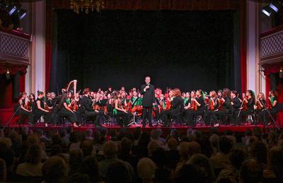 2025 - Konzert des Jugendorchesters "Upper Austrian Sinfonietta", unter der Leitung und dem Dirigat von Peter Aigner, im Stadttheater Gmunden, im Rahmen der Salzkammergut Festwochen Gmunden, am 13.07.2025.-stock-foto