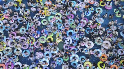 Tourists Enjoy Coolness in Water Park-stock-foto