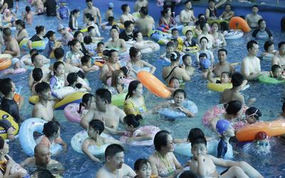Tourists Enjoy Coolness in Water Park-stock-foto