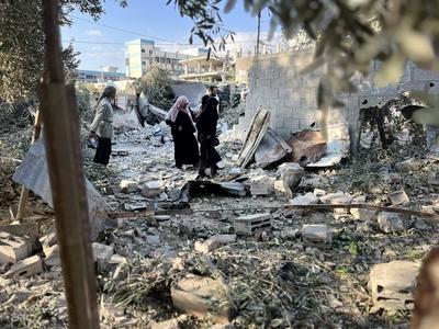 Palestinians assess the damage in the aftermath of an overnight Israeli strike that hit Nuseirat-stock-foto