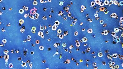 Tourists Enjoy Coolness in Water Park-stock-foto