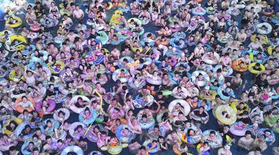 Tourists Enjoy Coolness in Water Park-stock-foto