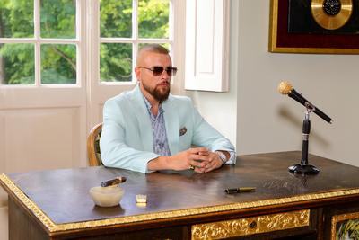 Kollegah Felix Blume Family & Friends Sommerfest - Felix Blume an seinem vergoldeten Schreibtisch K?ln Schloss Arff NRW-stock-foto