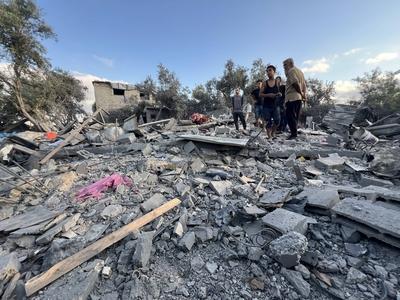 Palestinians assess the damage in the aftermath of an overnight Israeli strike that hit Nuseirat-stock-foto