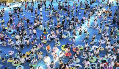 Tourists Enjoy Coolness in Water Park-stock-foto