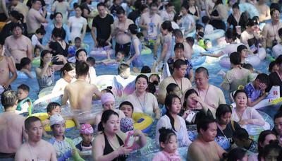 Tourists Enjoy Coolness in Water Park-stock-foto