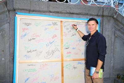 Kollegah Felix Blume Family & Friends Sommerfest - Fussball Trainer Thomas Brdaric signiert eine Leinwand K?ln Schloss A-stock-foto