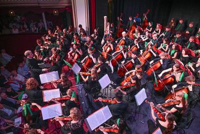 2025 - Konzert des Jugendorchesters "Upper Austrian Sinfonietta", unter der Leitung und dem Dirigat von Peter Aigner, im Stadttheater Gmunden, im Rahmen der Salzkammergut Festwochen Gmunden, am 13.07.2025.-stock-foto