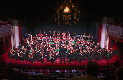2025 - Konzert des Jugendorchesters "Upper Austrian Sinfonietta", unter der Leitung und dem Dirigat von Peter Aigner, im Stadttheater Gmunden, im Rahmen der Salzkammergut Festwochen Gmunden, am 13.07.2025.-stock-foto