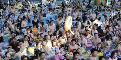 Tourists Enjoy Coolness in Water Park-stock-foto