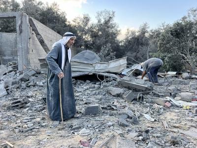 Palestinians assess the damage in the aftermath of an overnight Israeli strike that hit Nuseirat-stock-foto