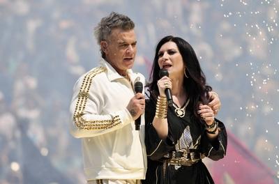 Robbie williams e laura pausini lideram a inesquecivel preparacao para a copa do mundo de clubes da fifa na partida final entre chelsea e psg.-stock-foto