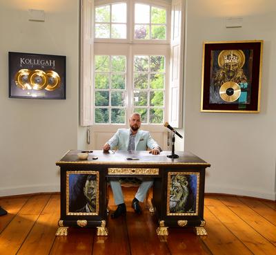 Kollegah Felix Blume Family & Friends Sommerfest - Felix Blume an seinem vergoldeten Schreibtisch K?ln Schloss Arff NRW-stock-foto