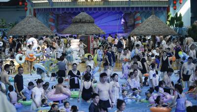 Tourists Enjoy Coolness in Water Park-stock-foto