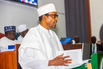 ABUJA, NIGERIA - NOVEMBER 16: PRESIDENT BUHARI PRESENTS 2023 BUDGET 2A_B; President Muhammadu Buhari addresses the lawm-stock-foto