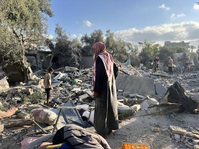 Palestinians assess the damage in the aftermath of an overnight Israeli strike that hit Nuseirat-stock-foto