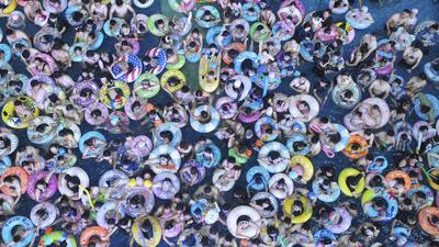Tourists Enjoy Coolness in Water Park-stock-foto