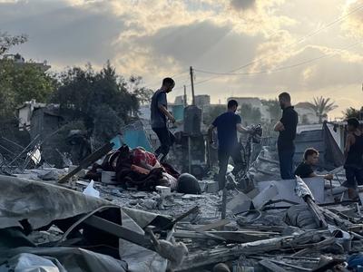 Palestinians assess the damage in the aftermath of an overnight Israeli strike that hit Nuseirat-stock-foto