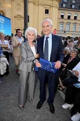 Dr. Edmund Stoiber mit Frau Karin / Klassik am Odeonsplatz mit Unterst?tzung von Mercedes-Benz in M?nchen am 13.Juli 202-stock-foto