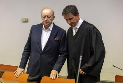 Angeklagter Alfons Schuhbeck mit Anwalt Dr. Norbert Scharf am letzten Tag seiner Verhandlung mit anschlie?ender Urteilsv-stock-foto