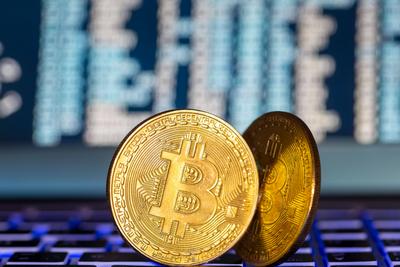 Symbolische Bitcoins auf einem Laptop *** Symbolic bitcoins on a laptop Copyright: xUdoxHerrmannx-stock-foto