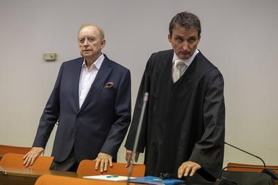Angeklagter Alfons Schuhbeck mit Anwalt Dr. Norbert Scharf am letzten Tag seiner Verhandlung mit anschlie?ender Urteilsv-stock-foto