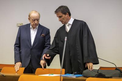 Angeklagter Alfons Schuhbeck mit Anwalt Dr. Norbert Scharf am letzten Tag seiner Verhandlung mit anschlie?ender Urteilsv-stock-foto