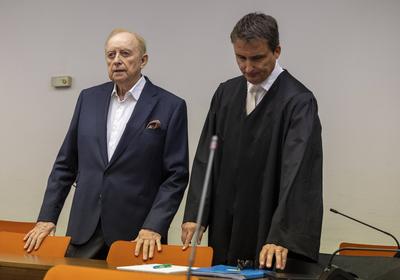 Angeklagter Alfons Schuhbeck mit Anwalt Dr. Norbert Scharf am letzten Tag seiner Verhandlung mit anschlie?ender Urteilsv-stock-foto