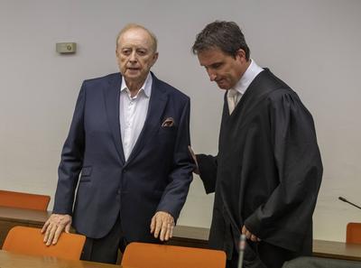 Angeklagter Alfons Schuhbeck mit Anwalt Dr. Norbert Scharf am letzten Tag seiner Verhandlung mit anschlie?ender Urteilsv-stock-foto
