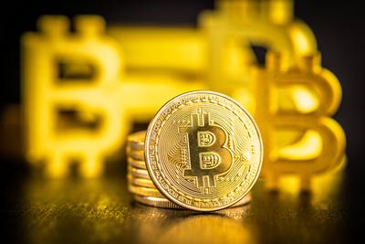 Gold Bitcoin-M?nze auf schwarzem Tisch. Gold Kryptow?hrung.-stock-foto